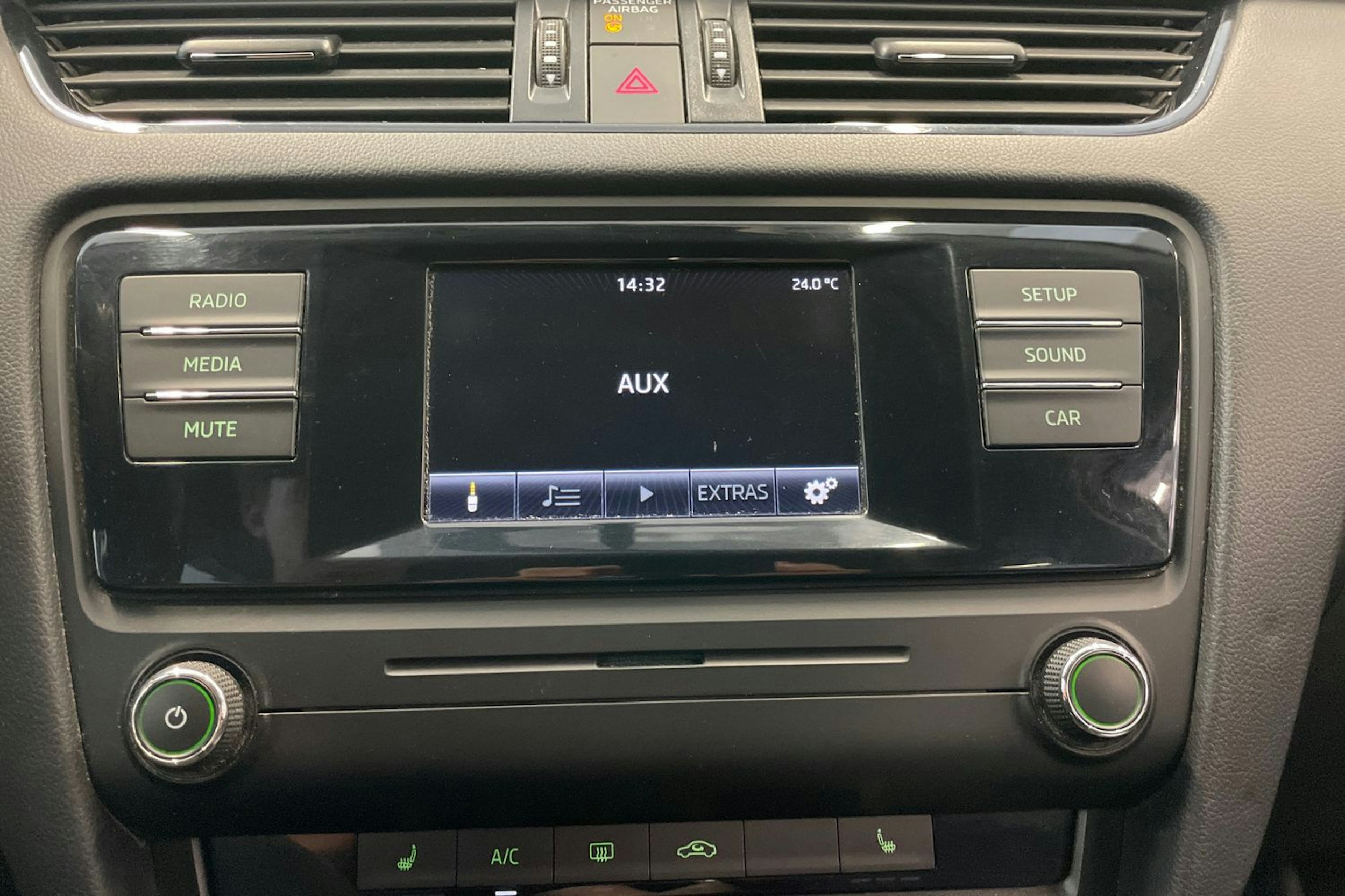 valkoinen Skoda Octavia 2015 kuva 16.