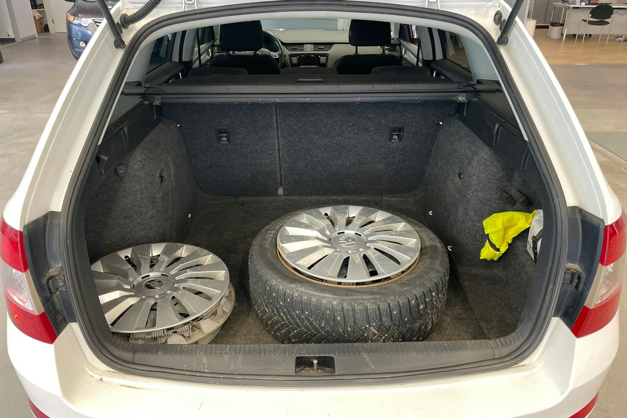 valkoinen Skoda Octavia 2015 kuva 20.