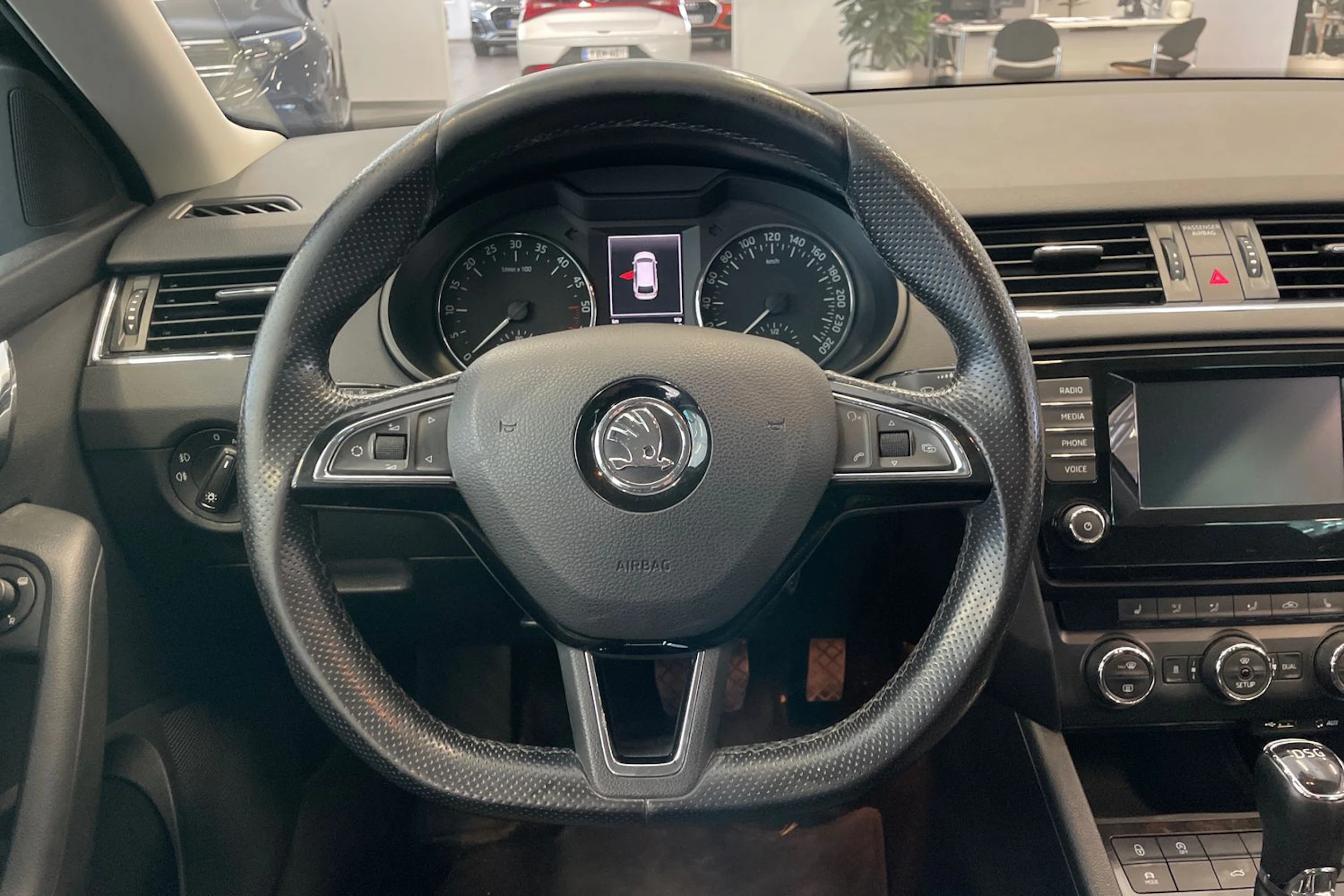musta Skoda Octavia 2015 kuva 16.