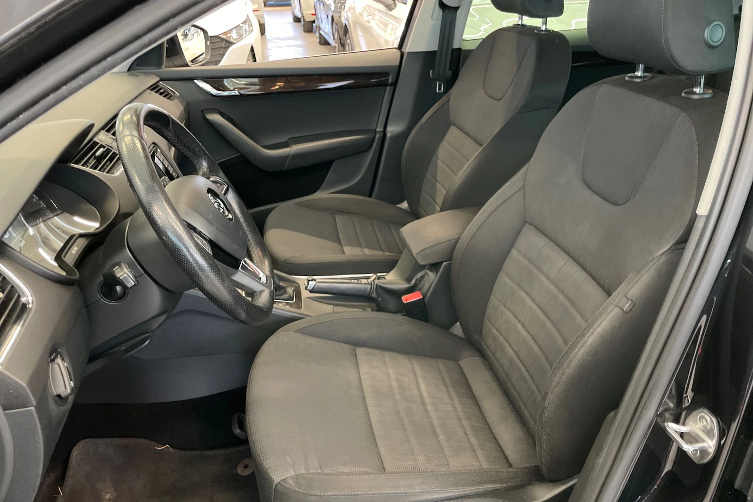 musta Skoda Octavia 2015 kuva 18.