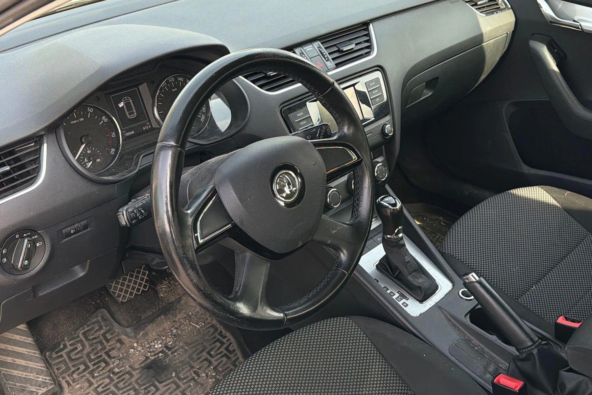 valkoinen Skoda Octavia 2015 kuva 3.
