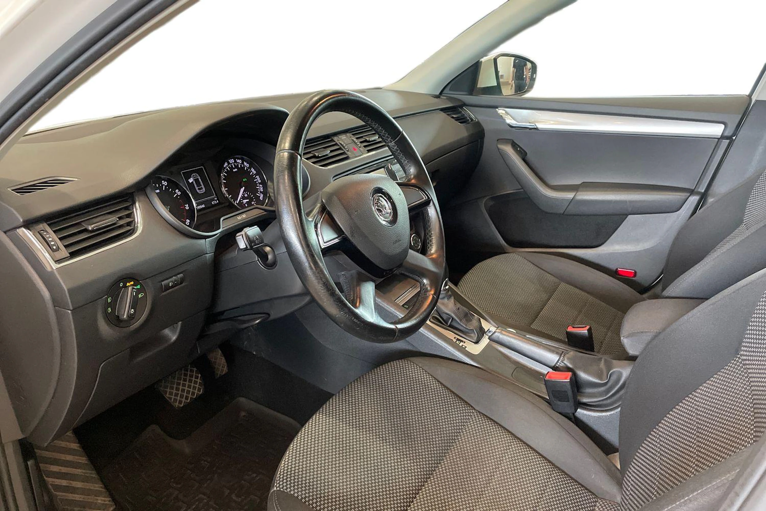 valkoinen Skoda Octavia 2015 kuva 6.
