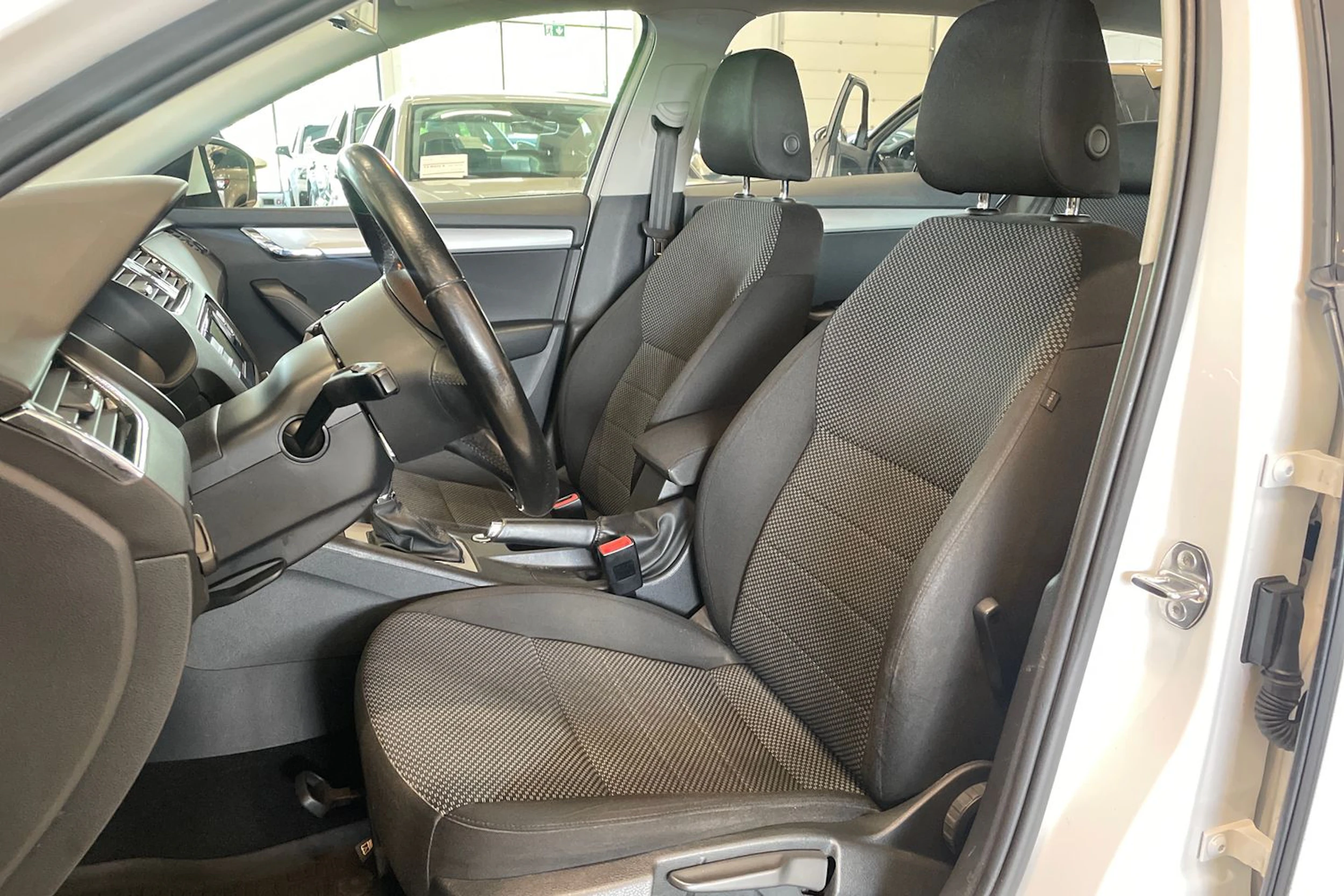 valkoinen Skoda Octavia 2015 kuva 11.