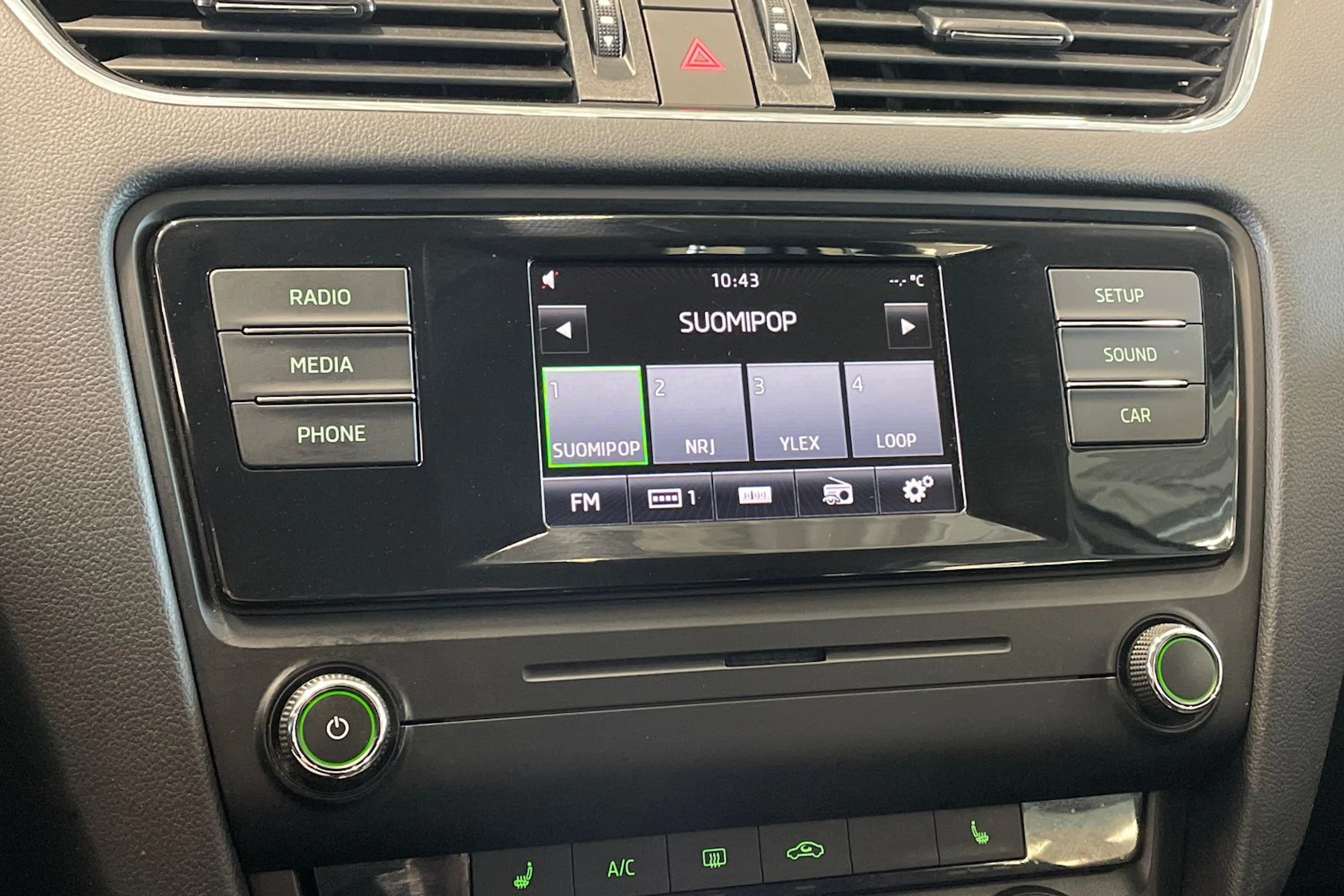 valkoinen Skoda Octavia 2015 kuva 16.