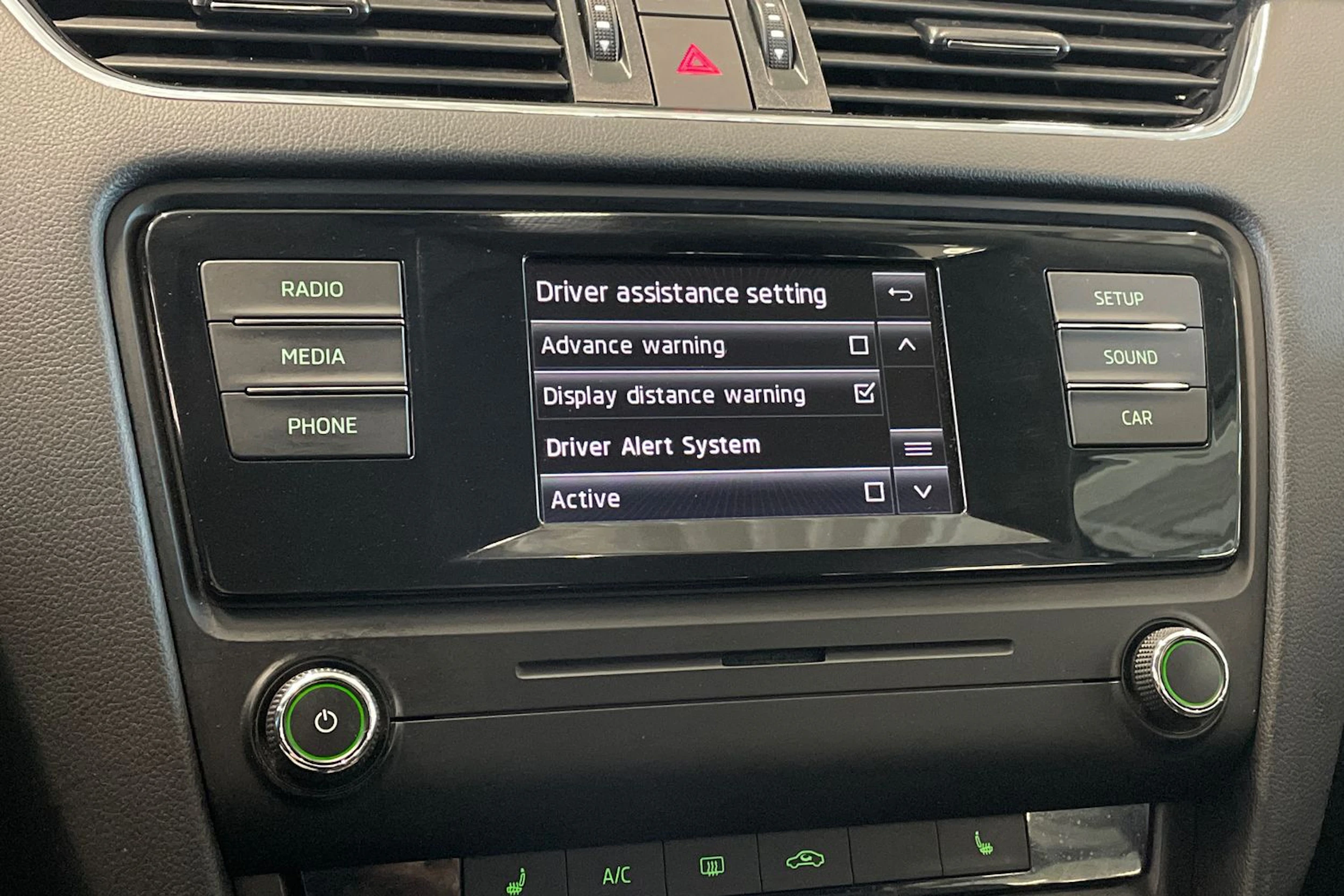 valkoinen Skoda Octavia 2015 kuva 19.