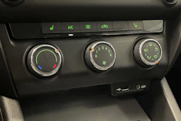 valkoinen Skoda Octavia 2015 kuva 21.