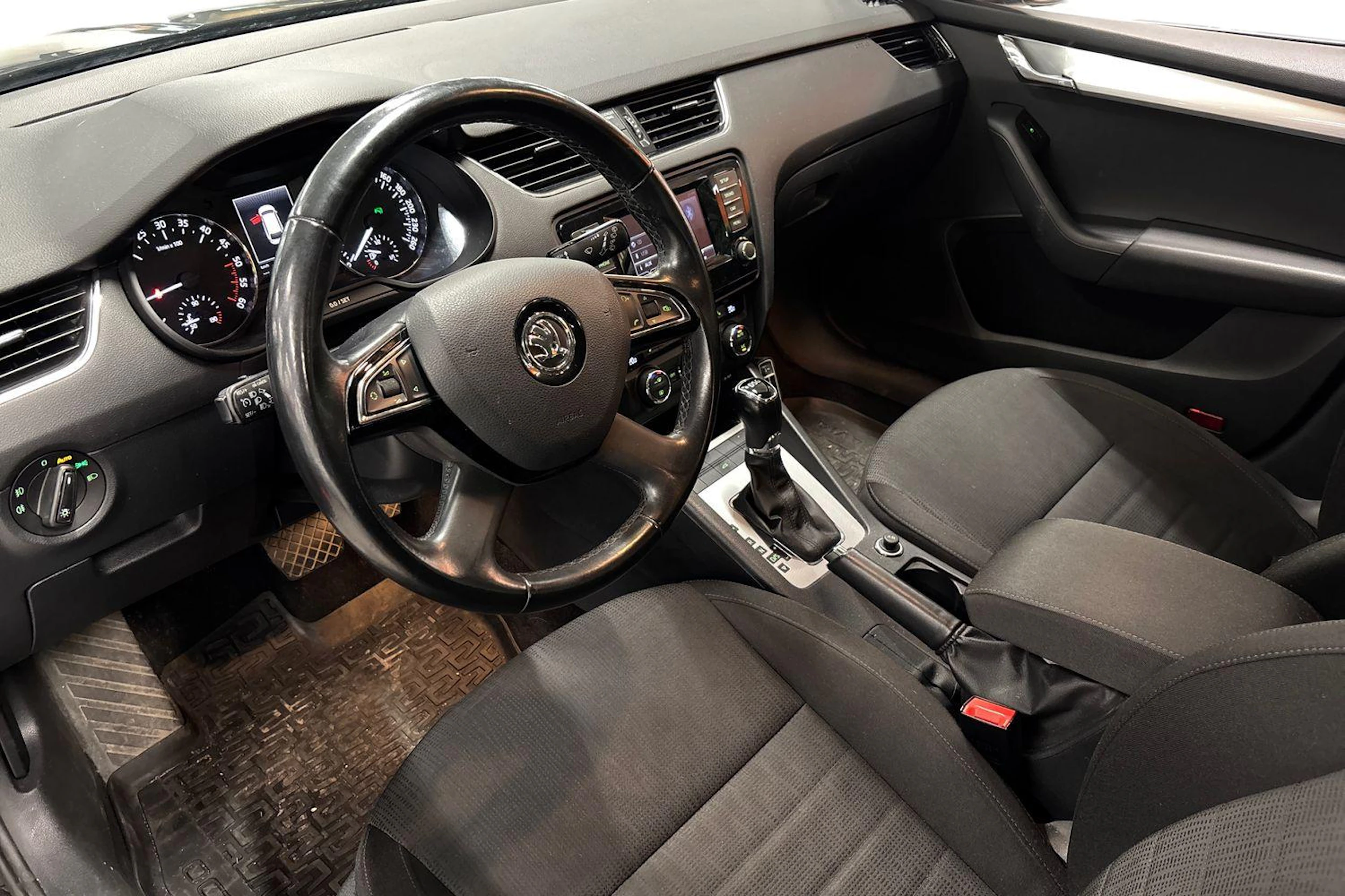 musta Skoda Octavia 2015 kuva 3.