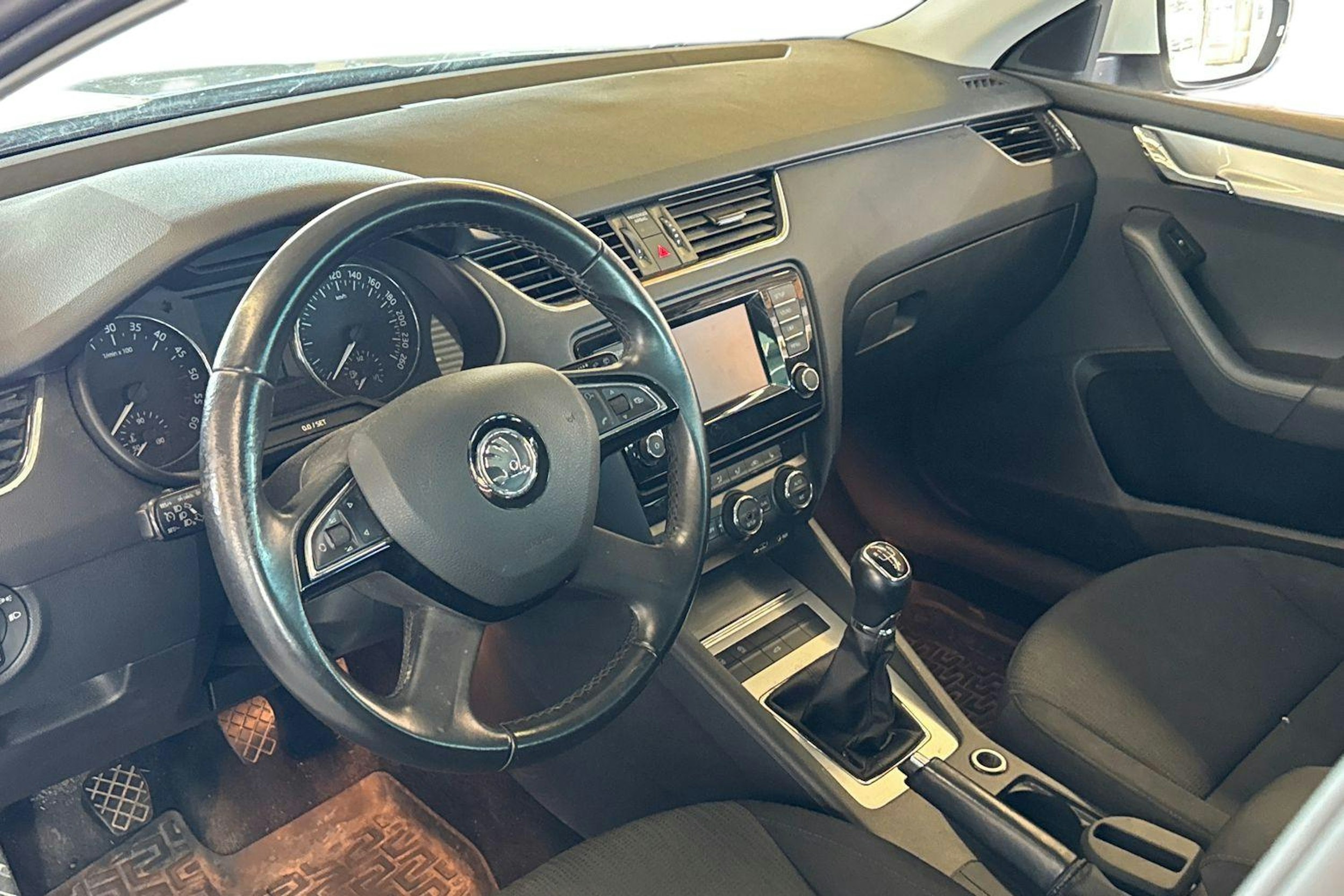 Valkoinen Skoda OCTAVIA 2015 kuva 3.