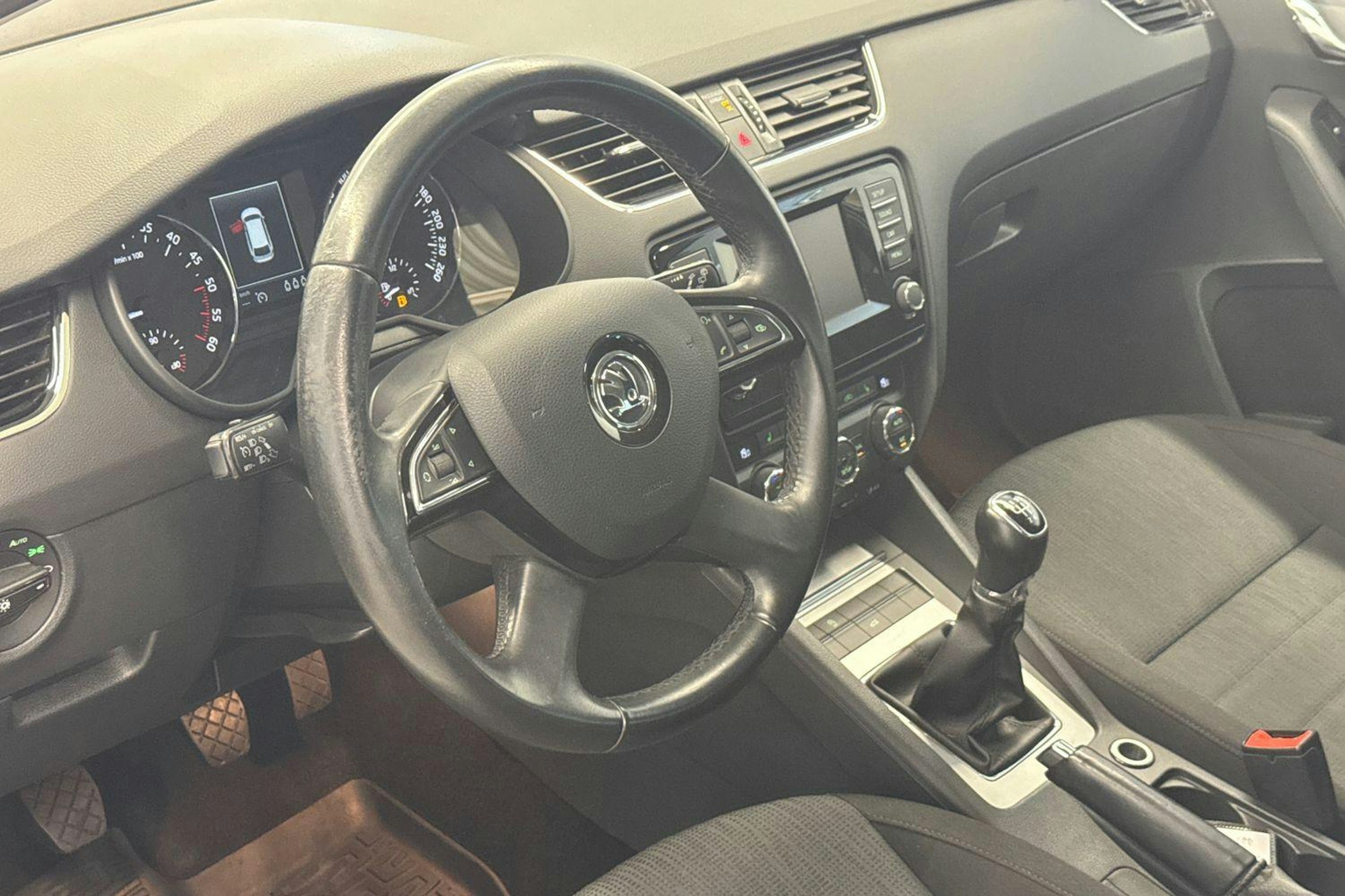 Valkoinen Skoda OCTAVIA 2015 kuva 6.