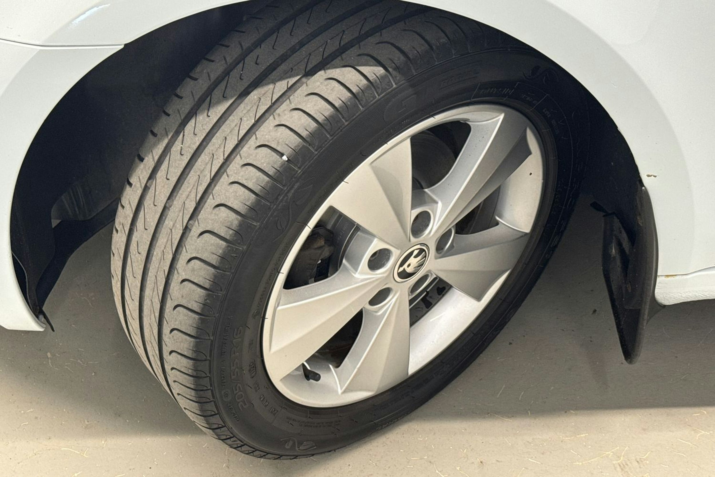 Valkoinen Skoda OCTAVIA 2015 kuva 10.