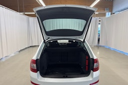 Valkoinen Skoda OCTAVIA 2015 kuva 13.