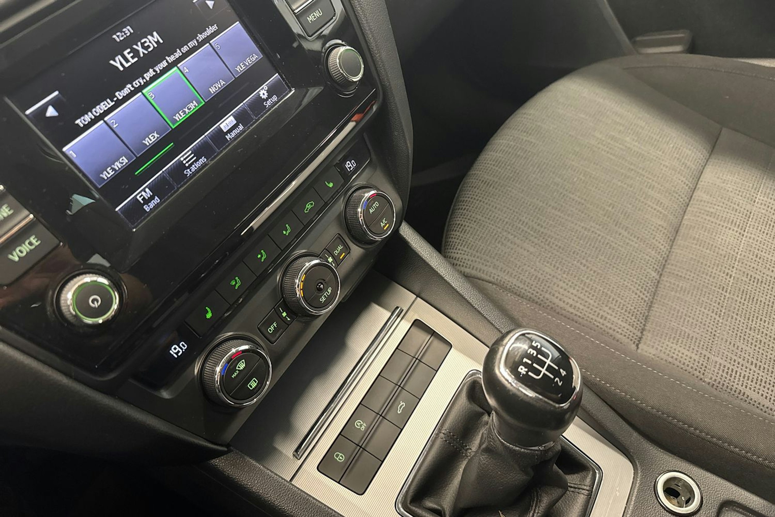 Valkoinen Skoda OCTAVIA 2015 kuva 17.