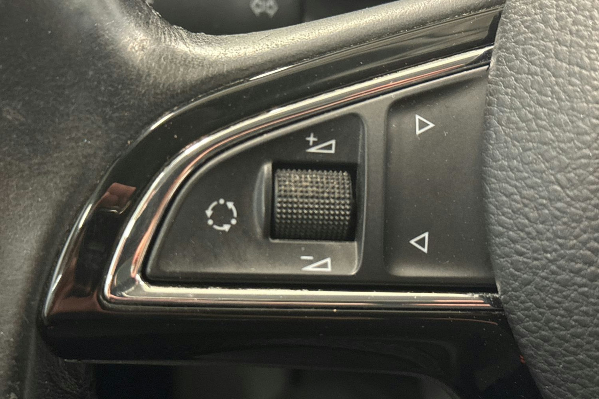Valkoinen Skoda OCTAVIA 2015 kuva 24.