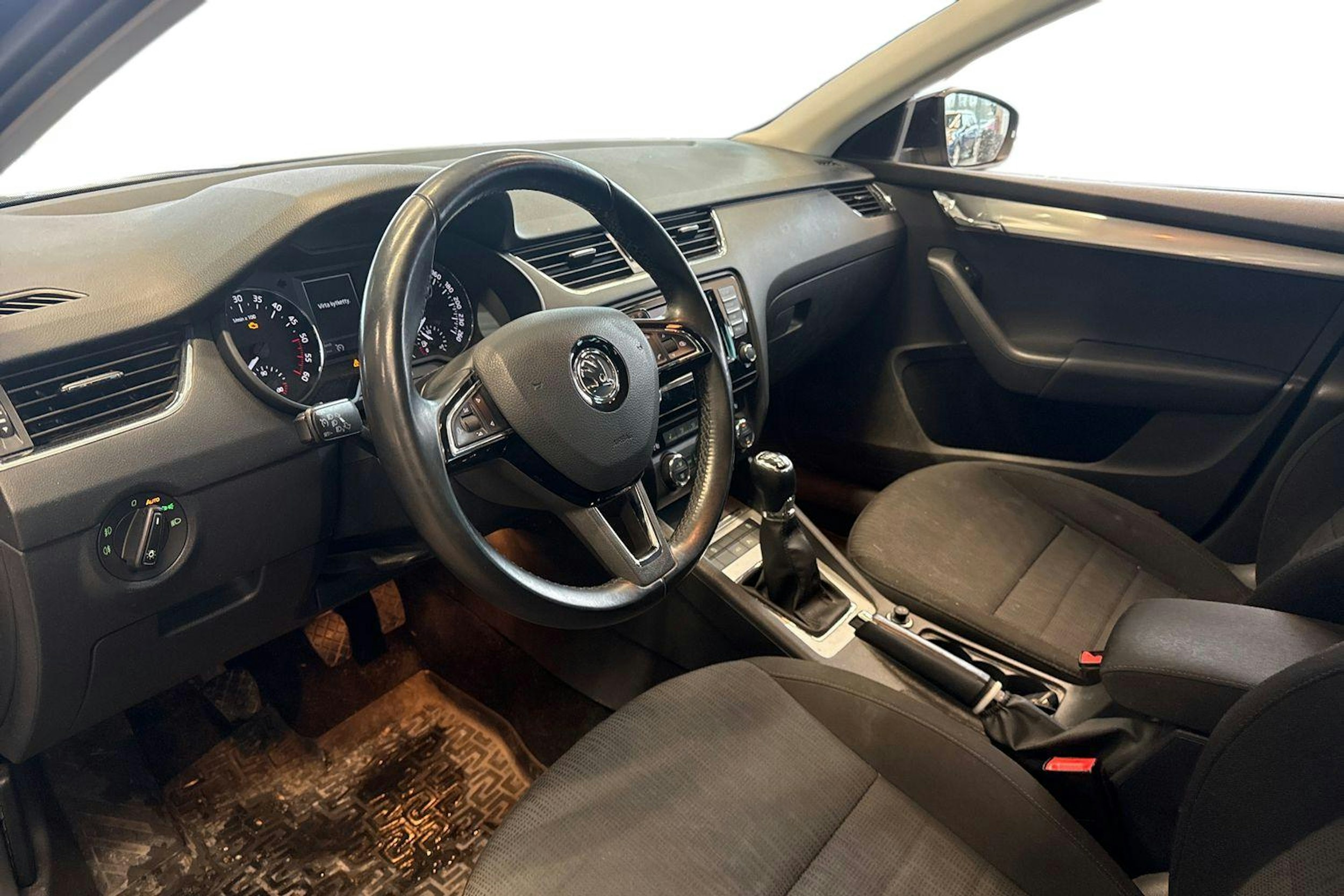 Musta Skoda OCTAVIA 2015 kuva 3.