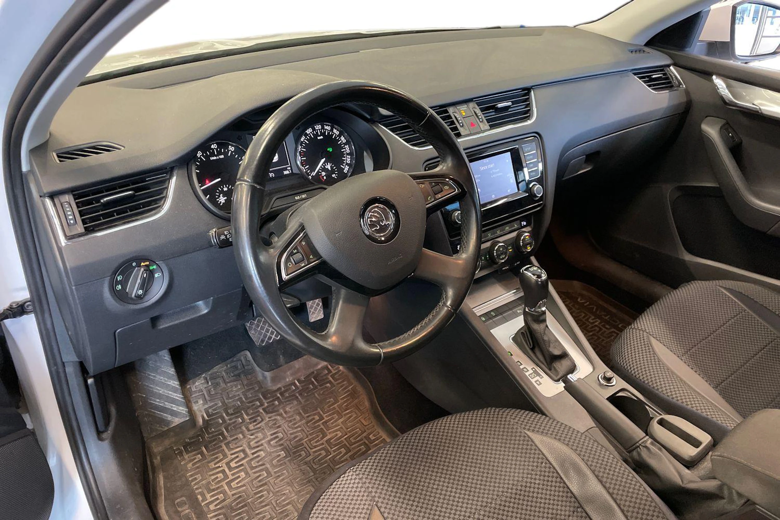 valkoinen Skoda Octavia 2015 kuva 3.