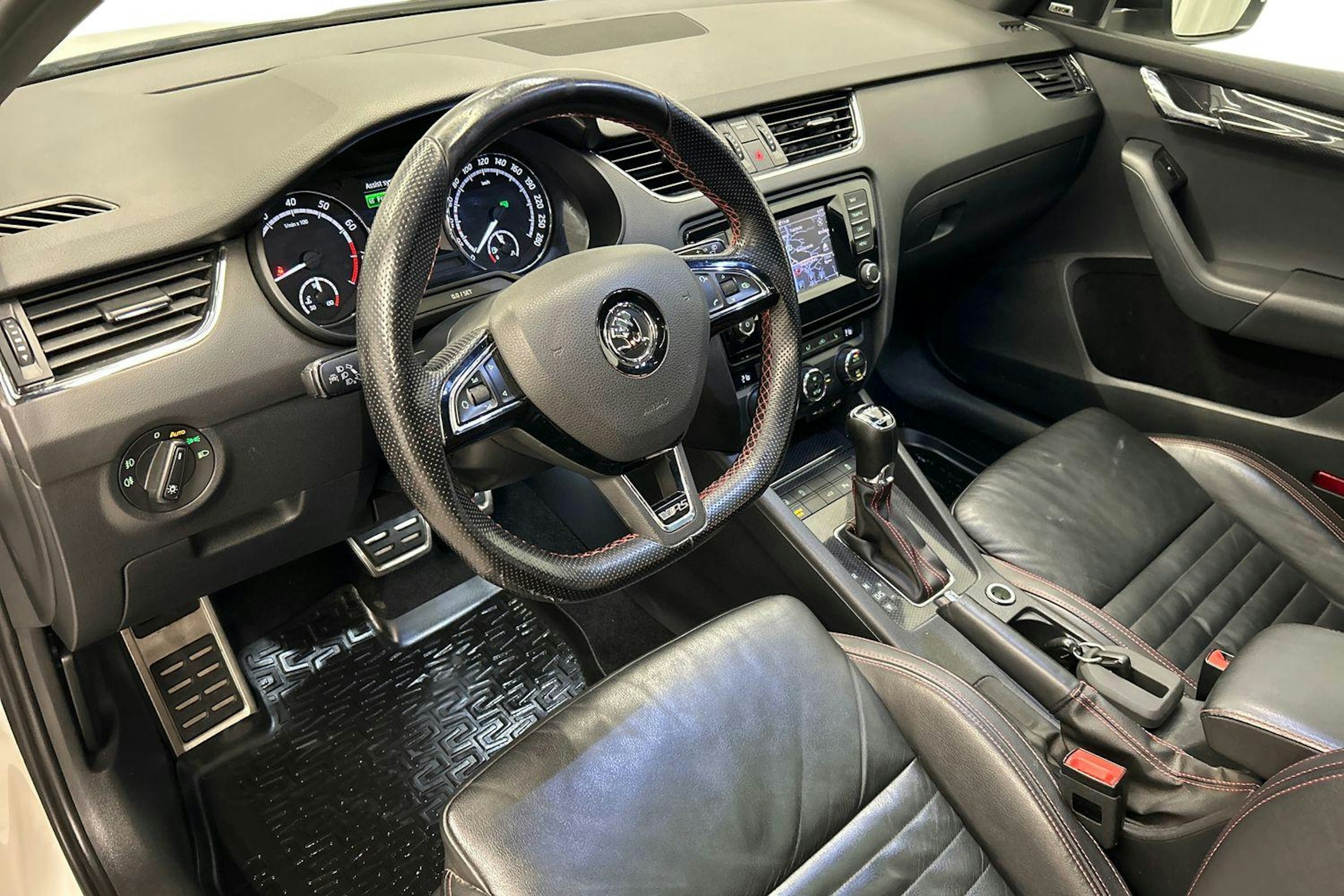 valkoinen Skoda Octavia 2015 kuva 7.