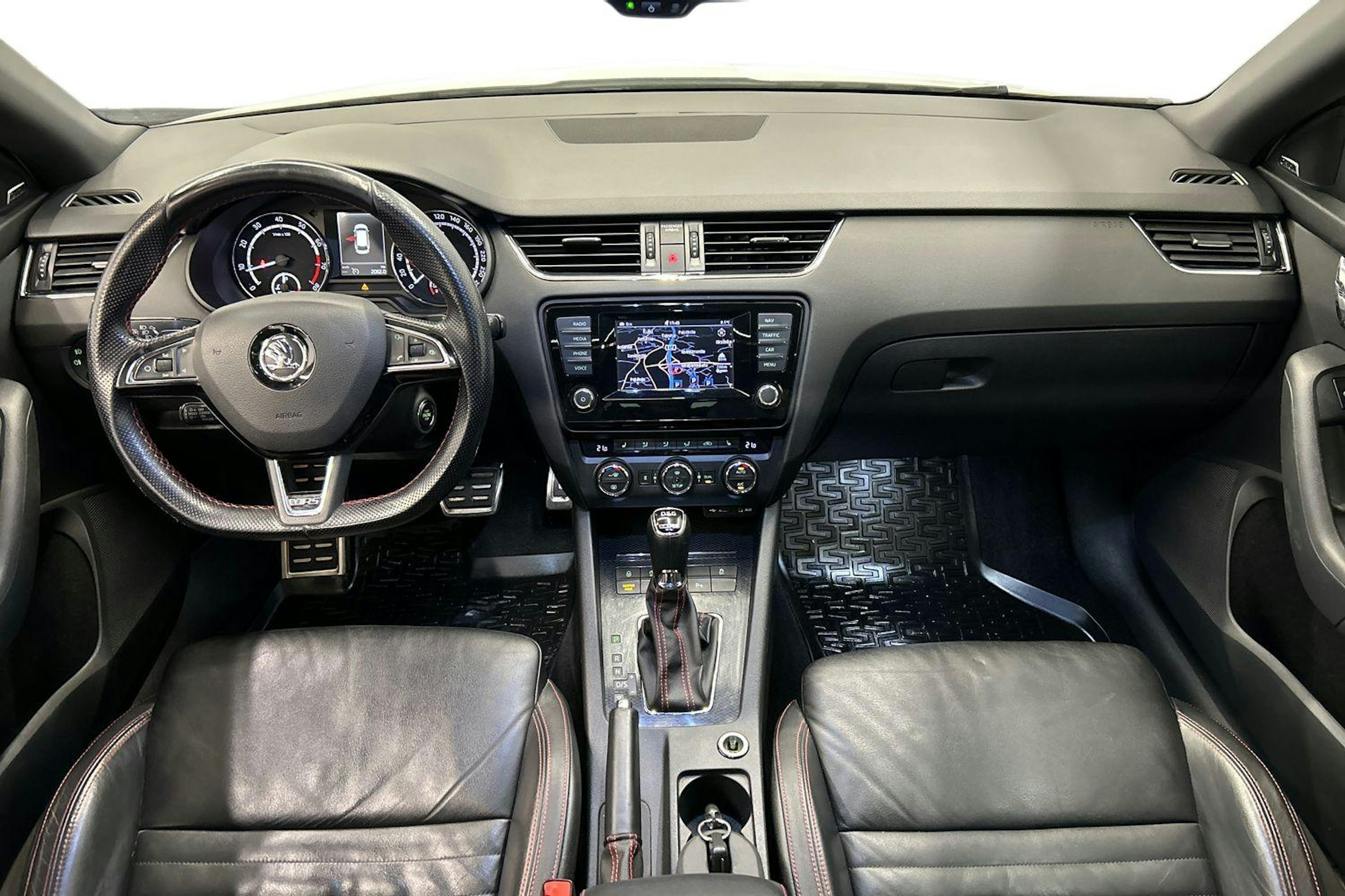 valkoinen Skoda Octavia 2015 kuva 9.