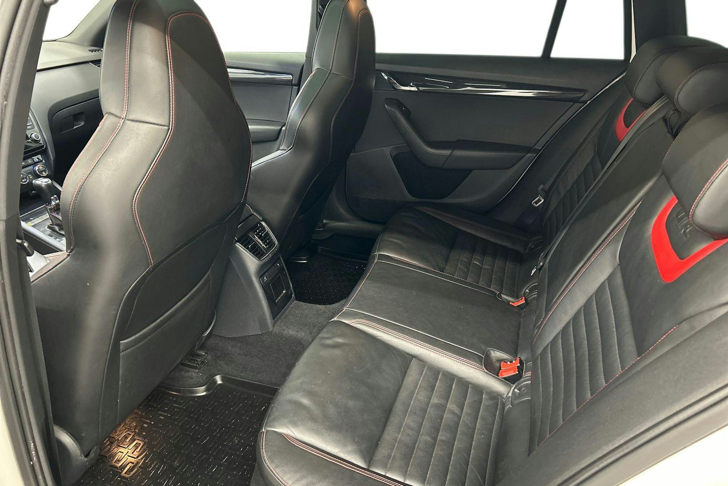 valkoinen Skoda Octavia 2015 kuva 10.