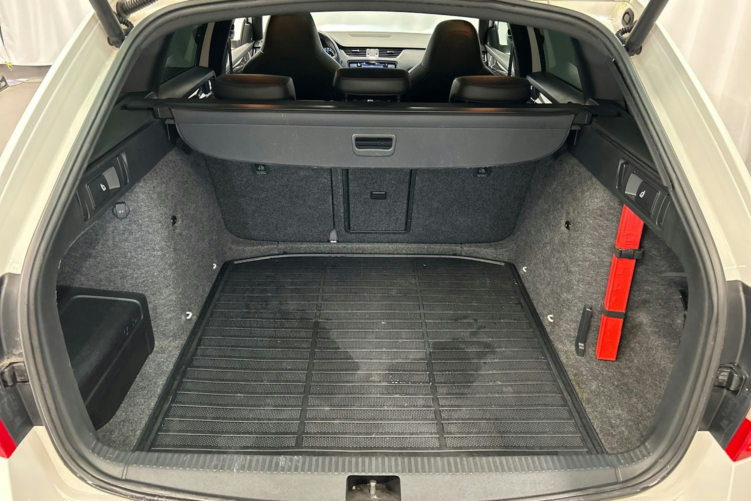 valkoinen Skoda Octavia 2015 kuva 15.