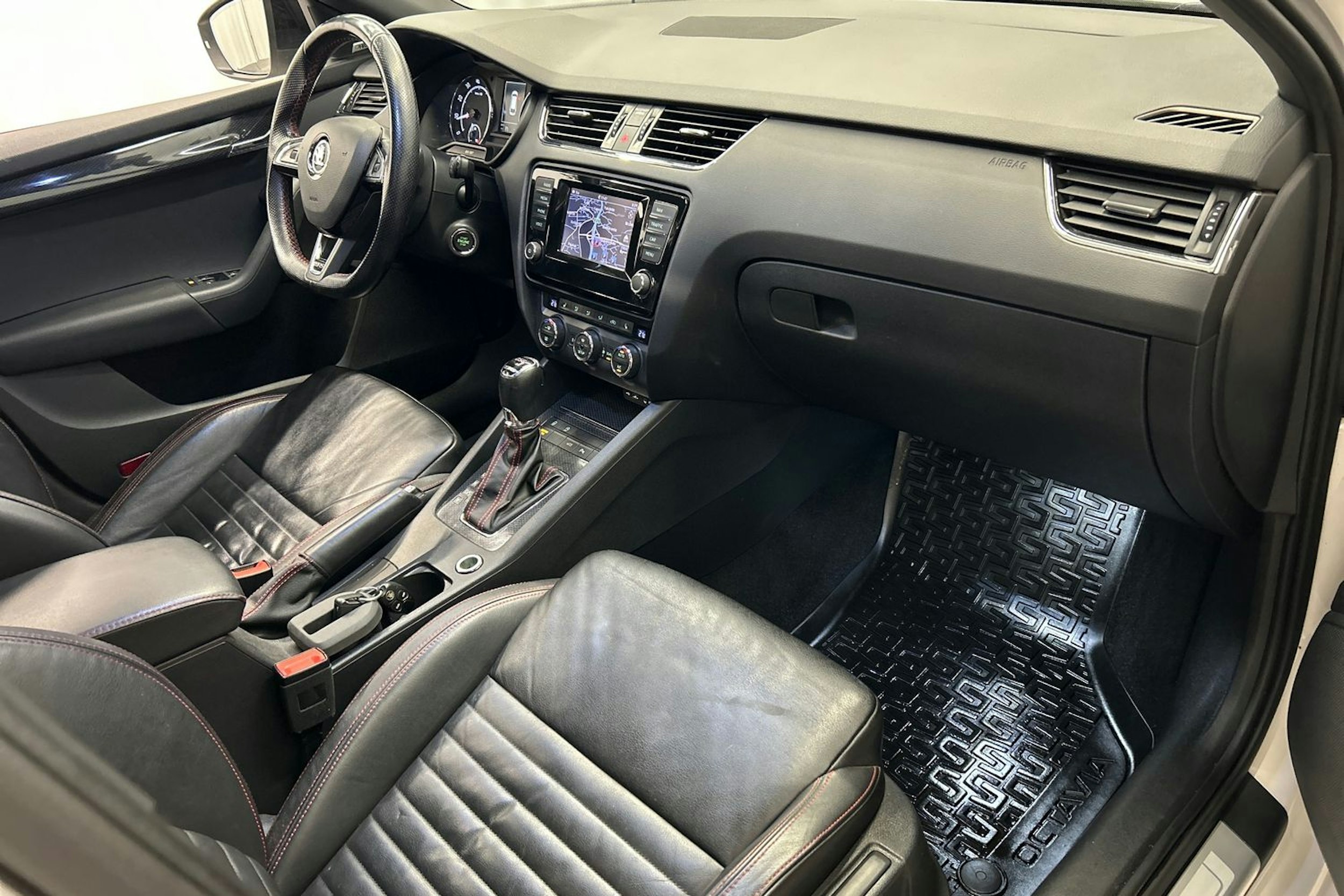 valkoinen Skoda Octavia 2015 kuva 17.