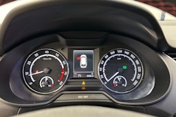 valkoinen Skoda Octavia 2015 kuva 21.