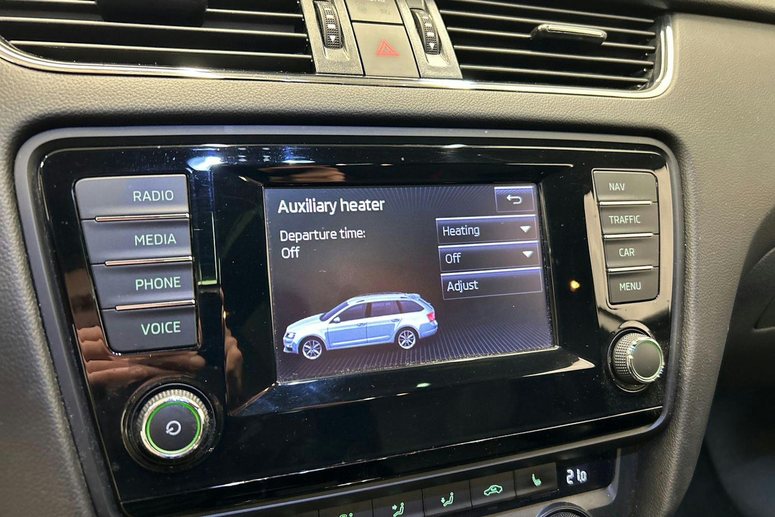 valkoinen Skoda Octavia 2015 kuva 25.