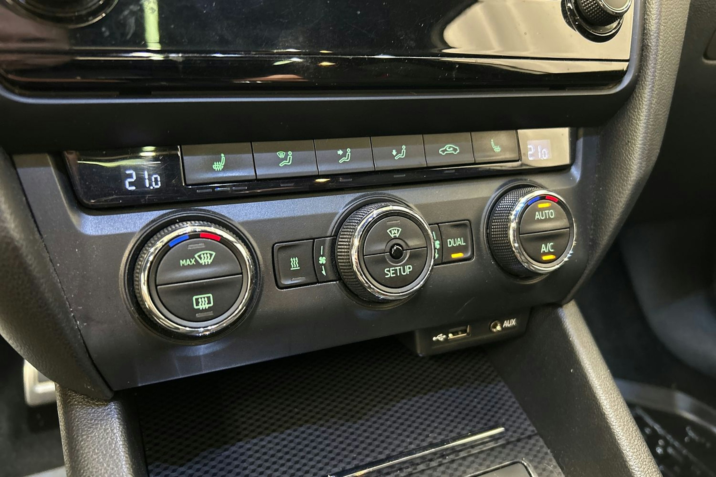 valkoinen Skoda Octavia 2015 kuva 26.