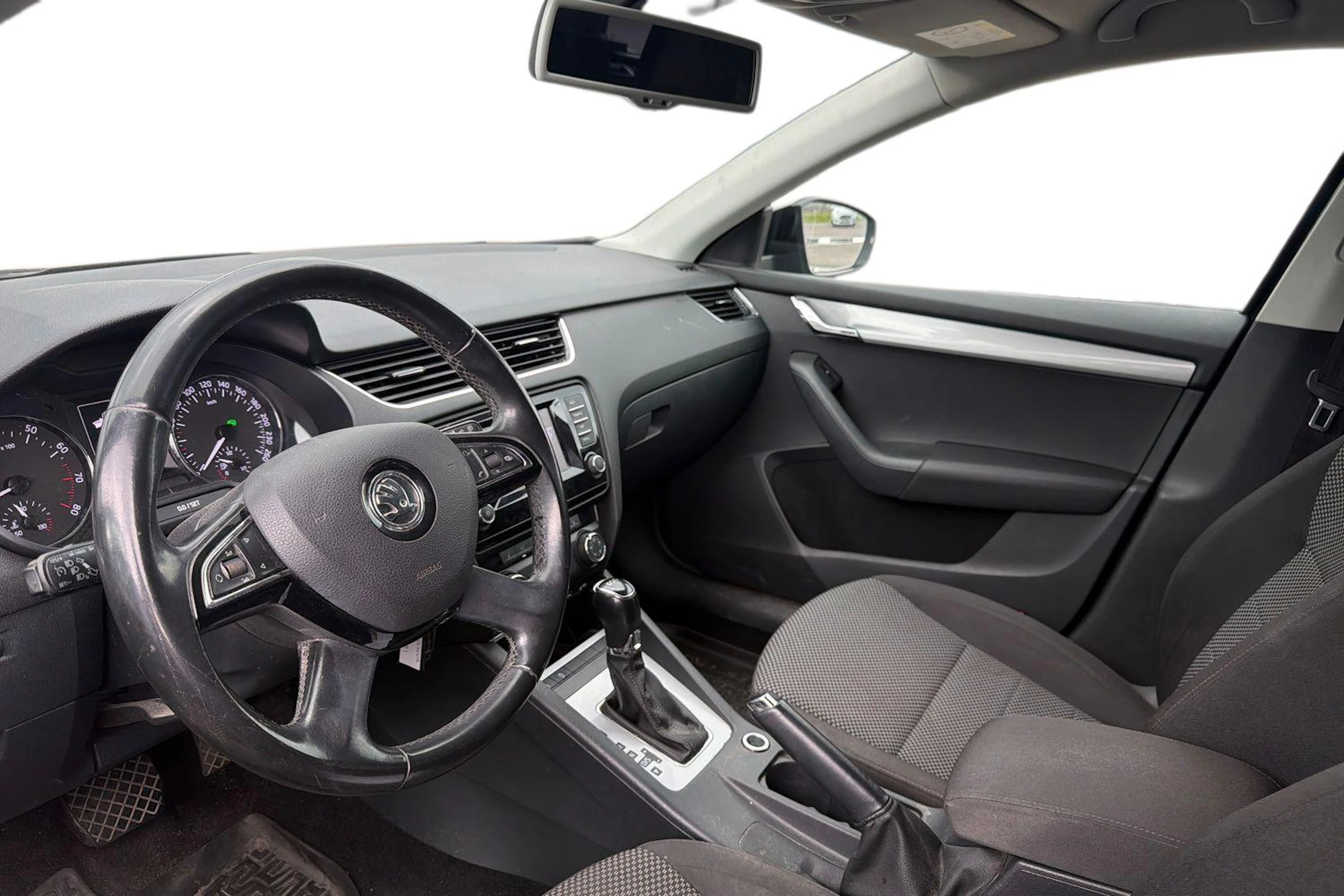 musta Skoda Octavia 2015 kuva 3.