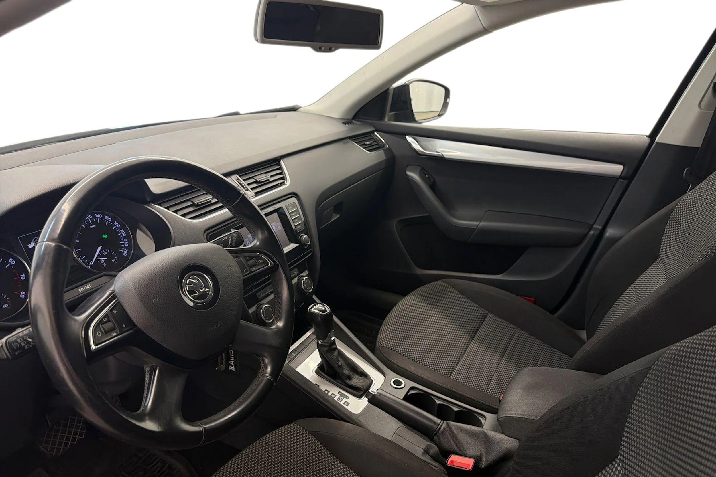 musta Skoda Octavia 2015 kuva 6.