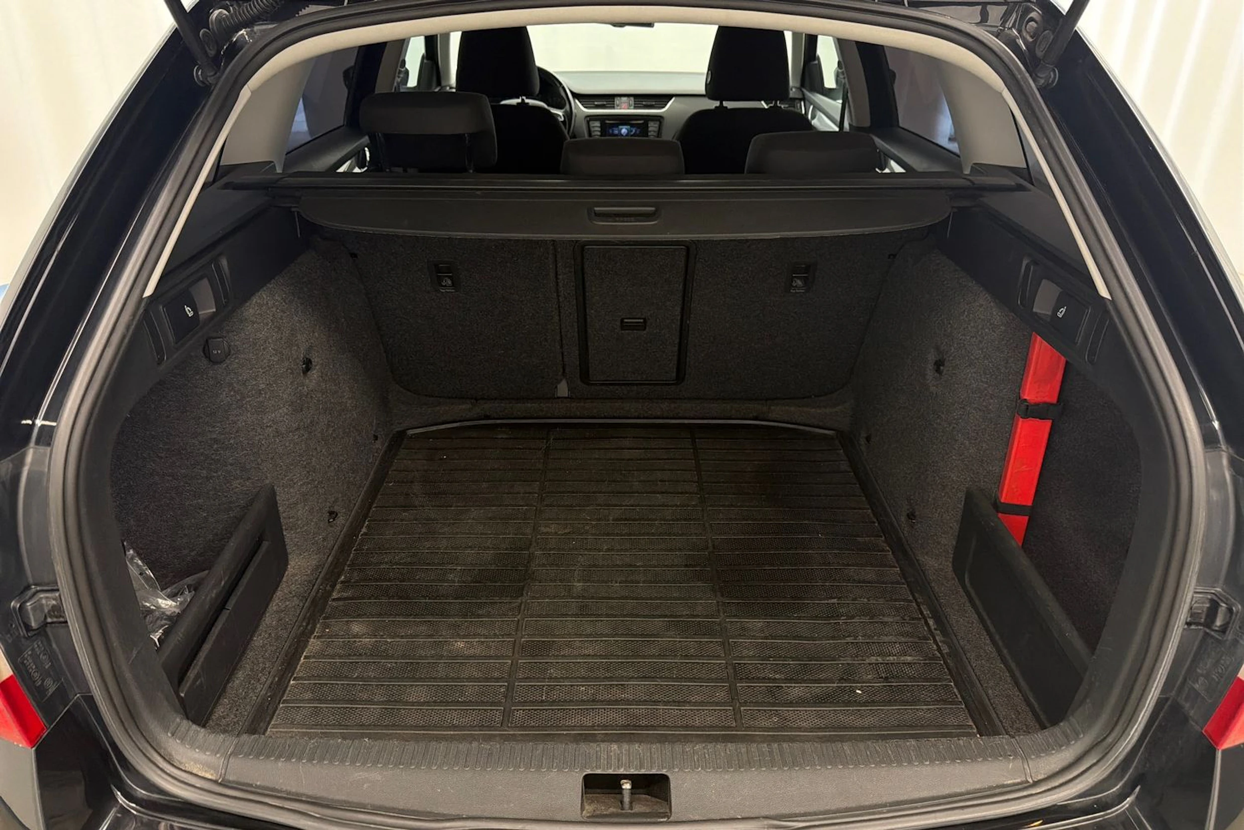 musta Skoda Octavia 2015 kuva 13.
