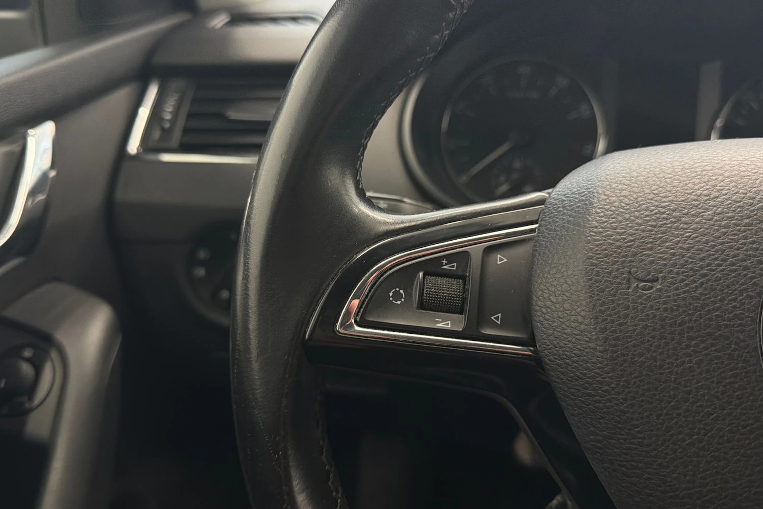 musta Skoda Octavia 2015 kuva 17.
