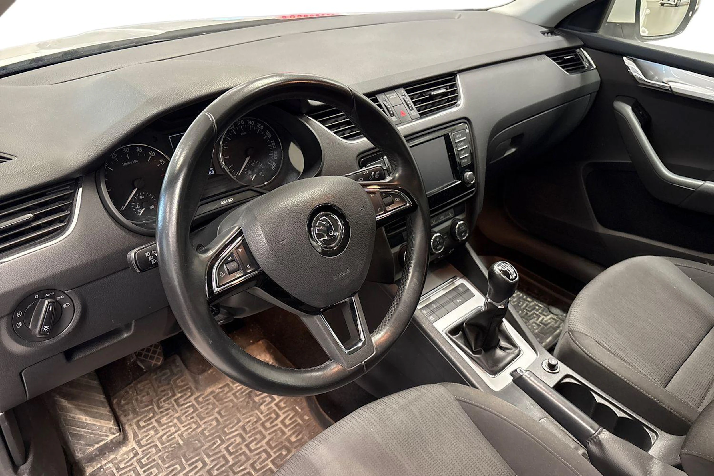 valkoinen Skoda Octavia 2015 kuva 3.