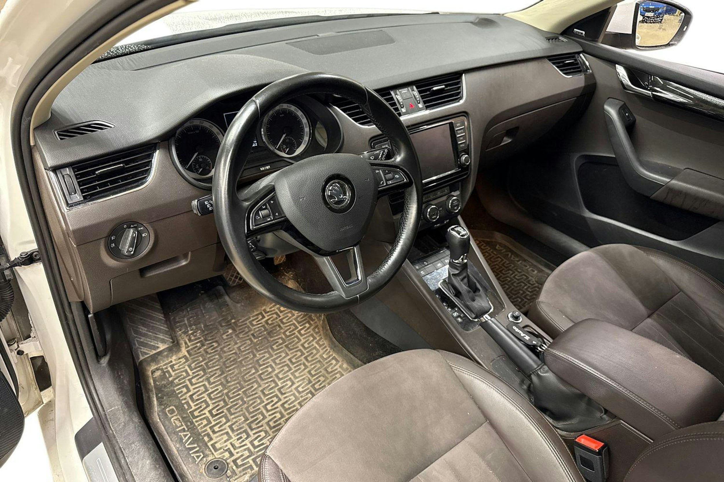 valkoinen Skoda Octavia 2015 kuva 3.