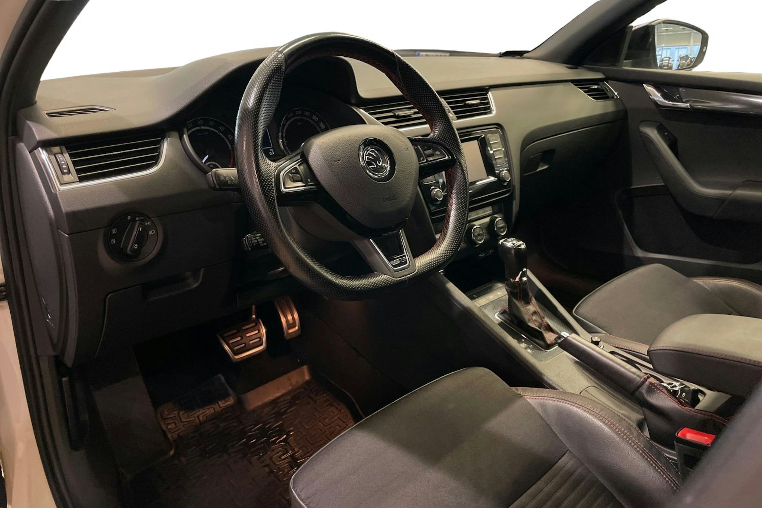 Valkoinen Skoda OCTAVIA 2015 kuva 7.