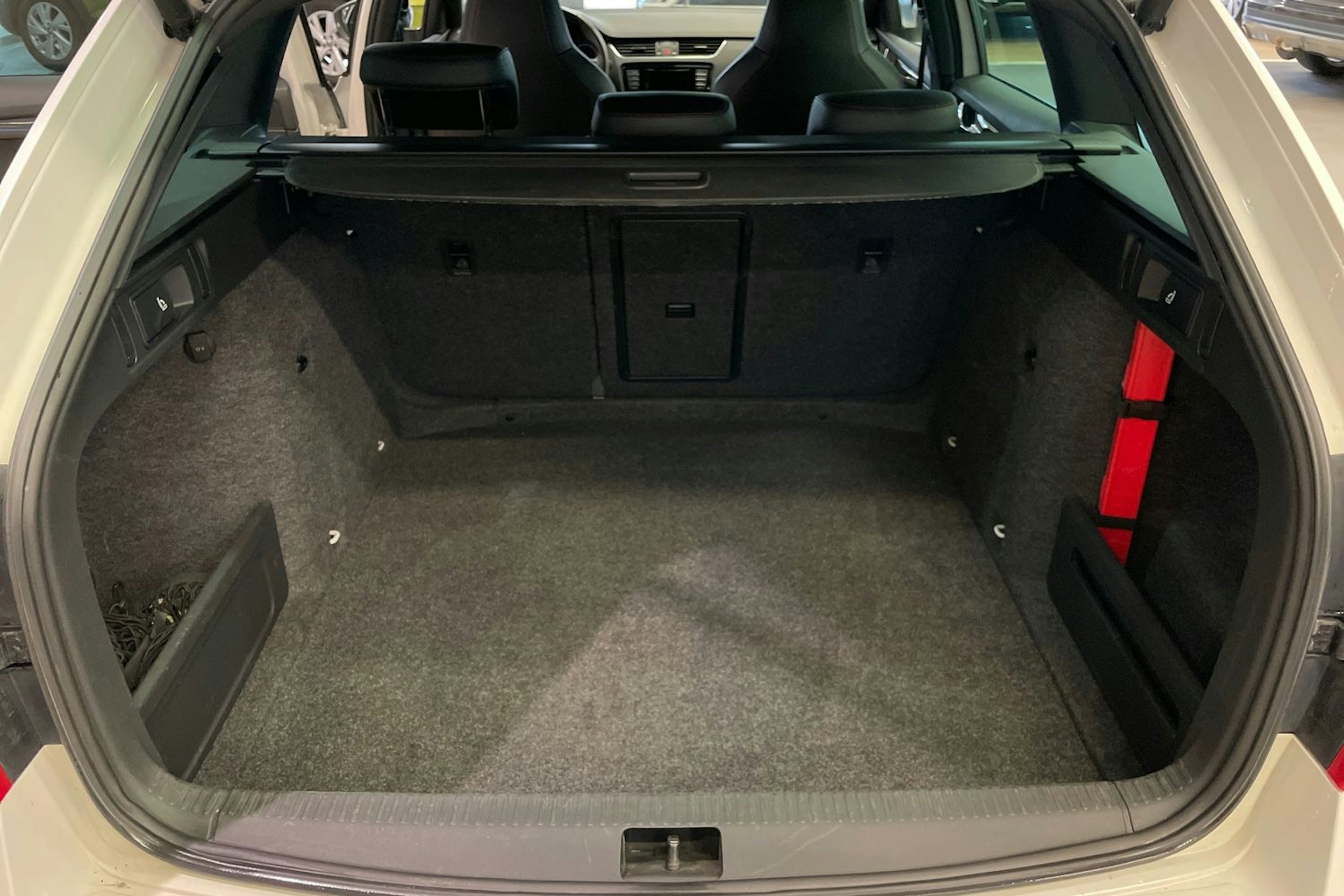 Valkoinen Skoda OCTAVIA 2015 kuva 23.