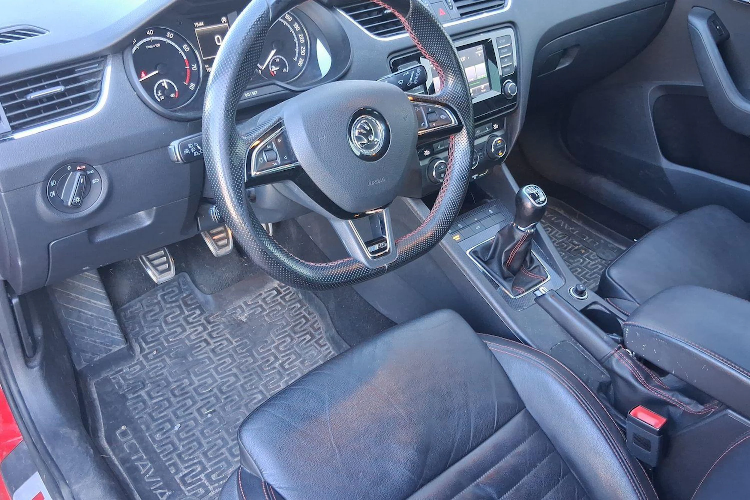 punainen Skoda Octavia 2015 kuva 3.