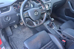 punainen Skoda Octavia 2015 kuva 3.