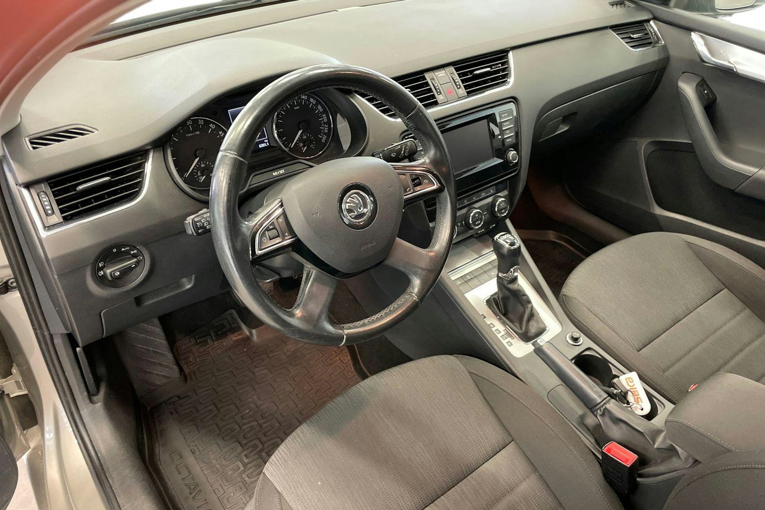 ruskea (beige) Skoda Octavia 2015 kuva 7.