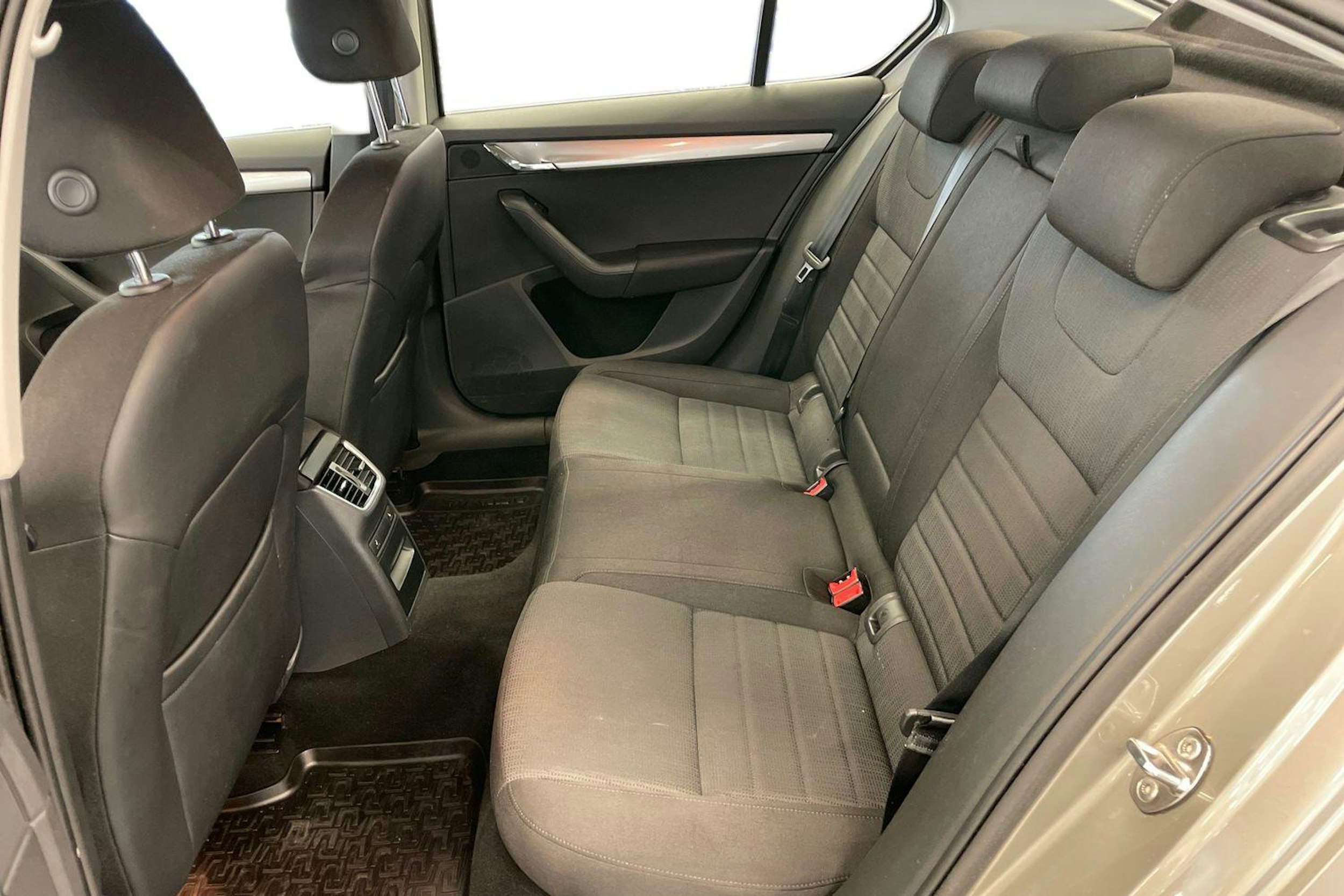 ruskea (beige) Skoda Octavia 2015 kuva 10.
