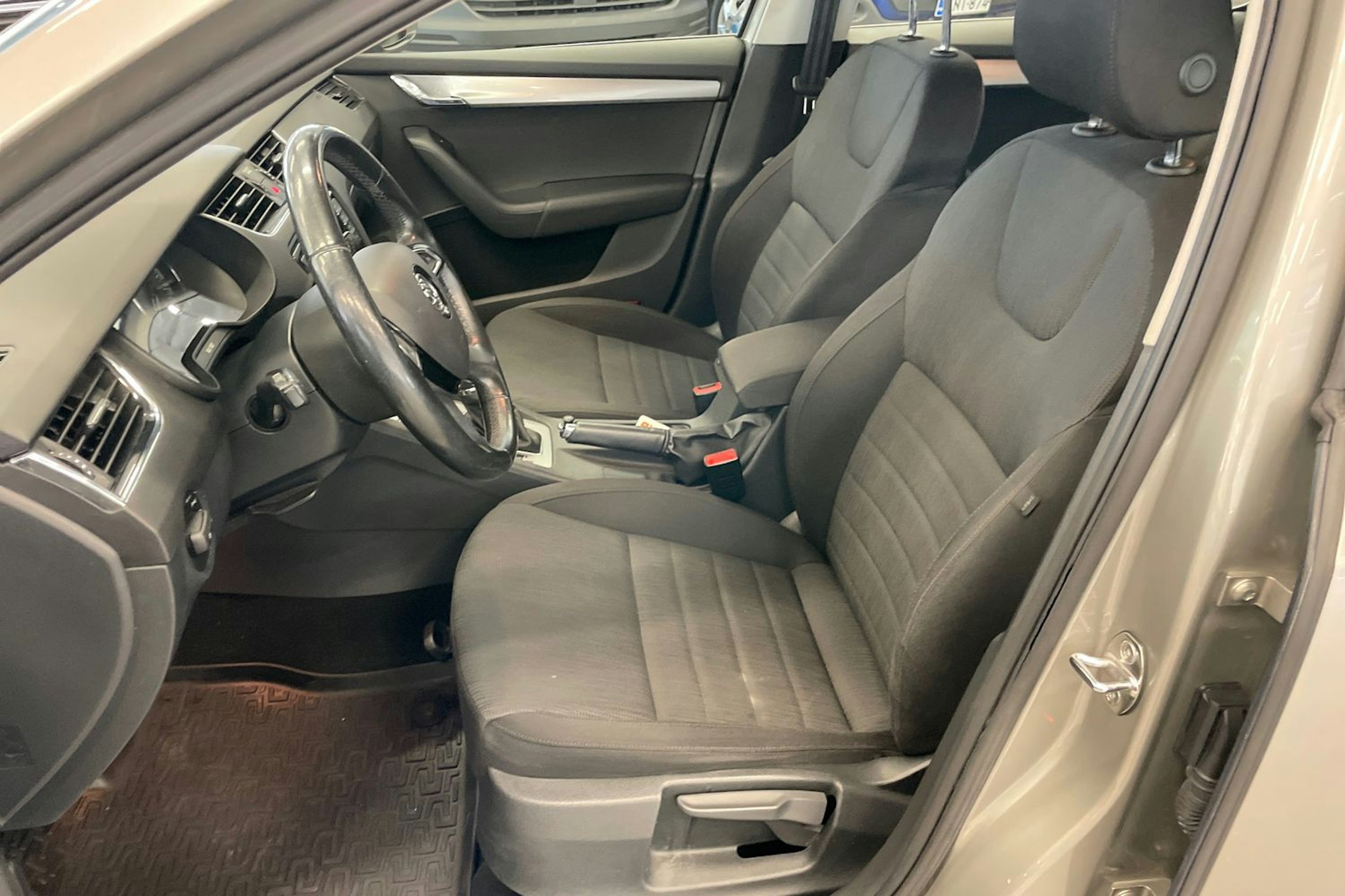 ruskea (beige) Skoda Octavia 2015 kuva 16.