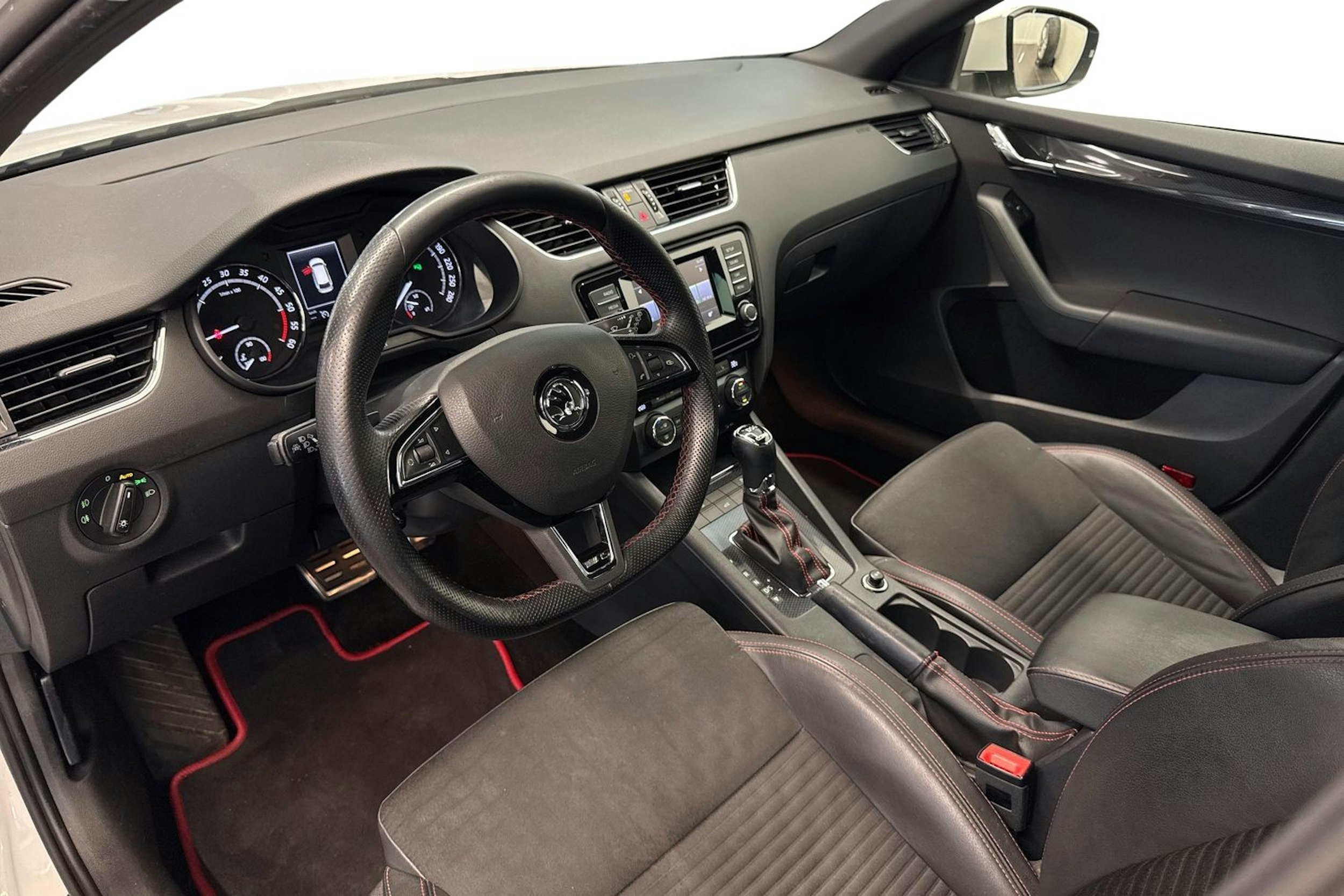 valkoinen Skoda Octavia 2015 kuva 7.