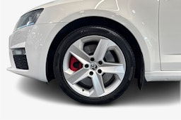 valkoinen Skoda Octavia 2015 kuva 11.