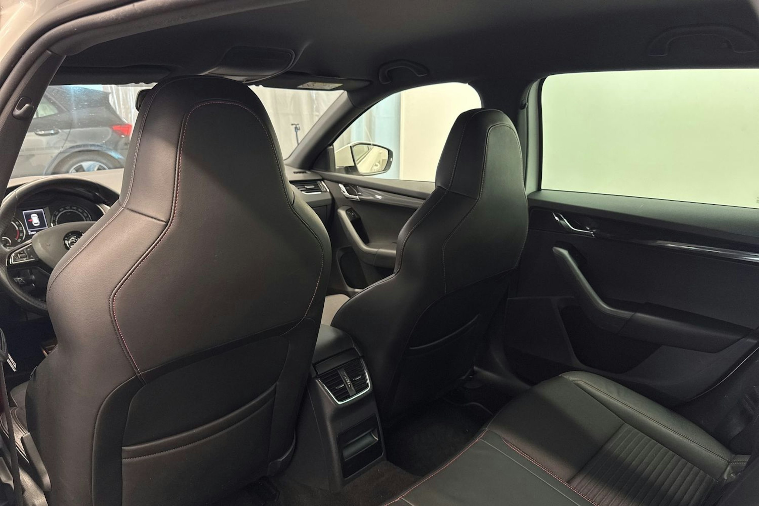valkoinen Skoda Octavia 2015 kuva 14.