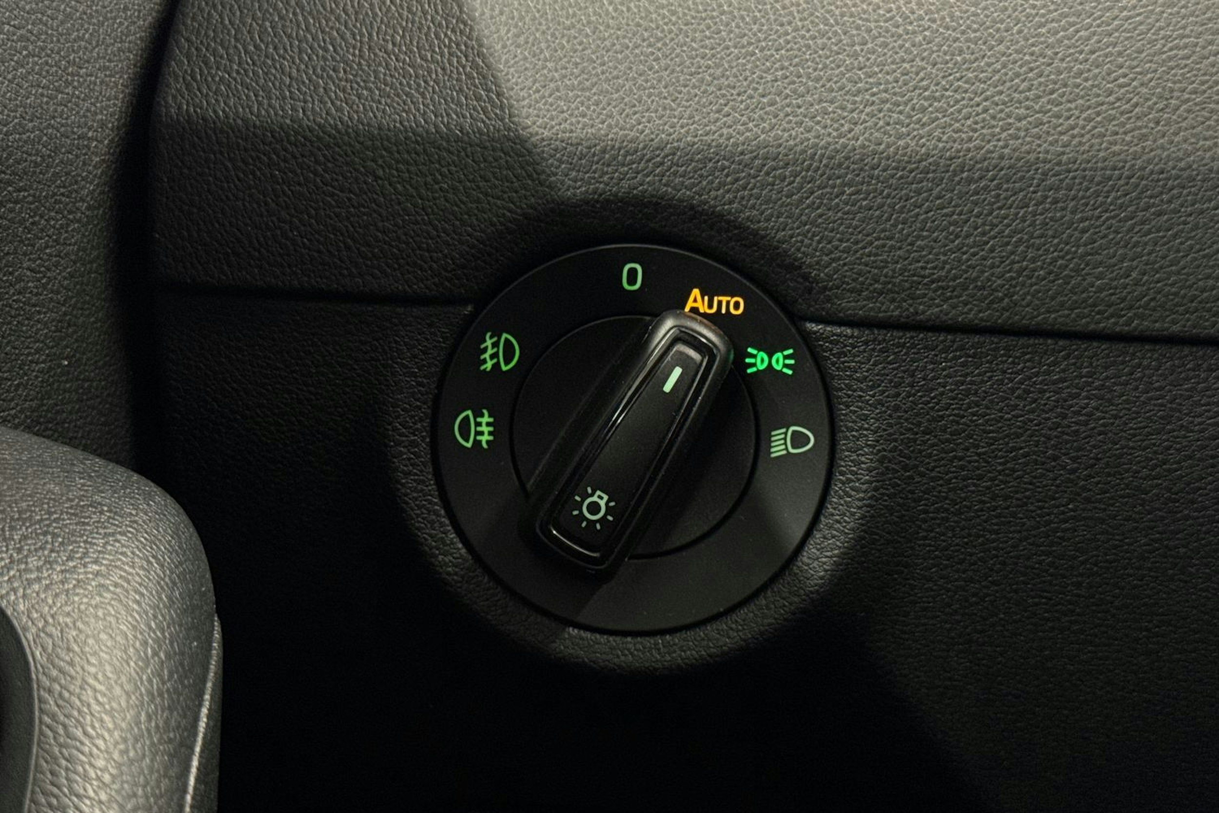 valkoinen Skoda Octavia 2015 kuva 20.