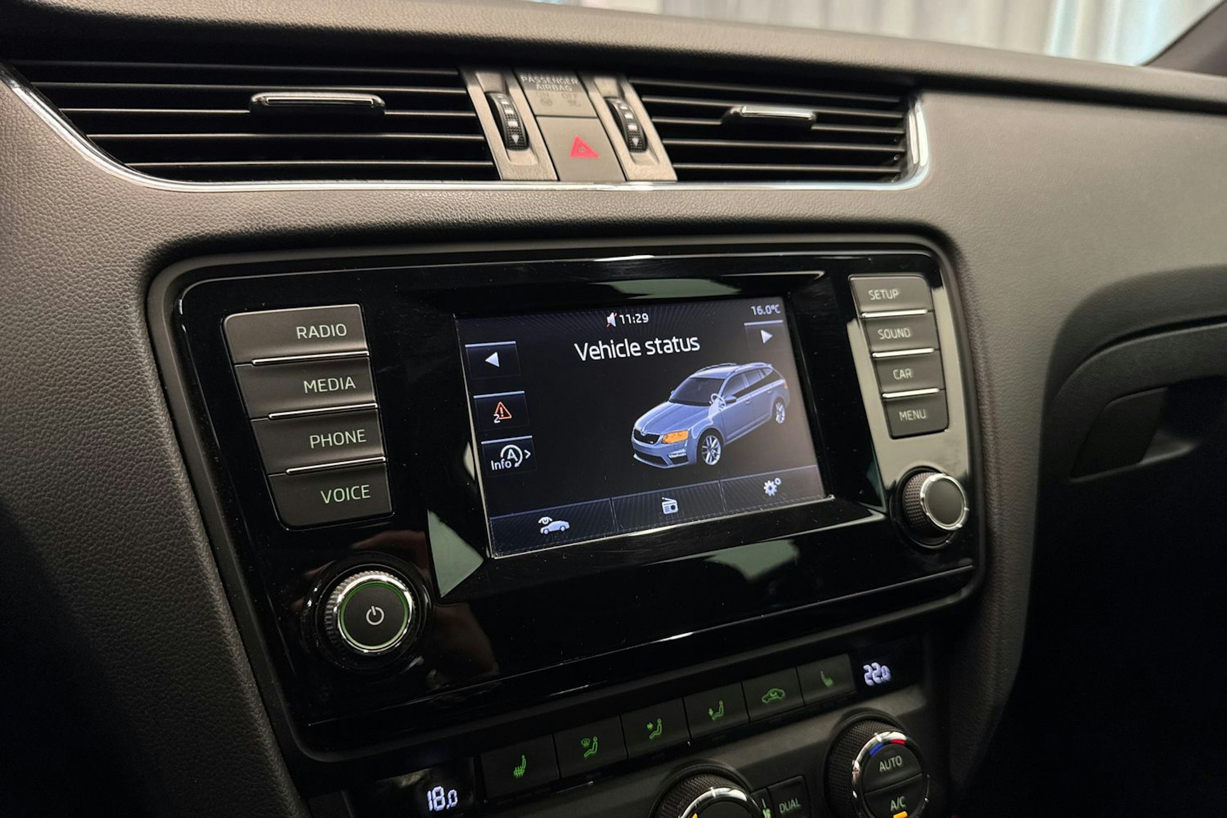 valkoinen Skoda Octavia 2015 kuva 27.