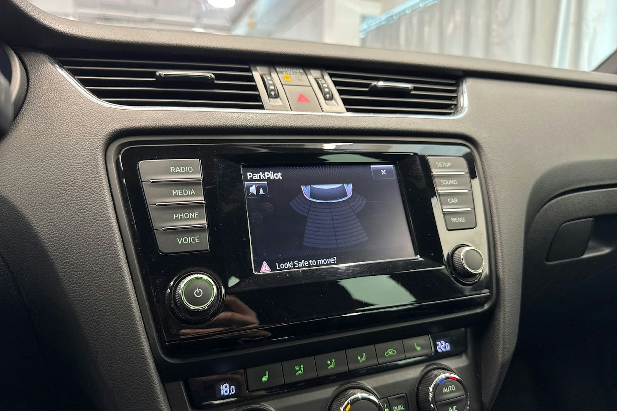 valkoinen Skoda Octavia 2015 kuva 29.