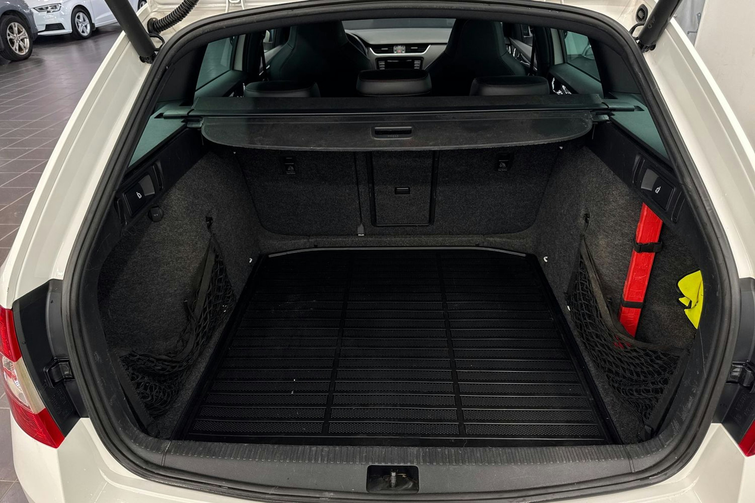 valkoinen Skoda Octavia 2015 kuva 30.