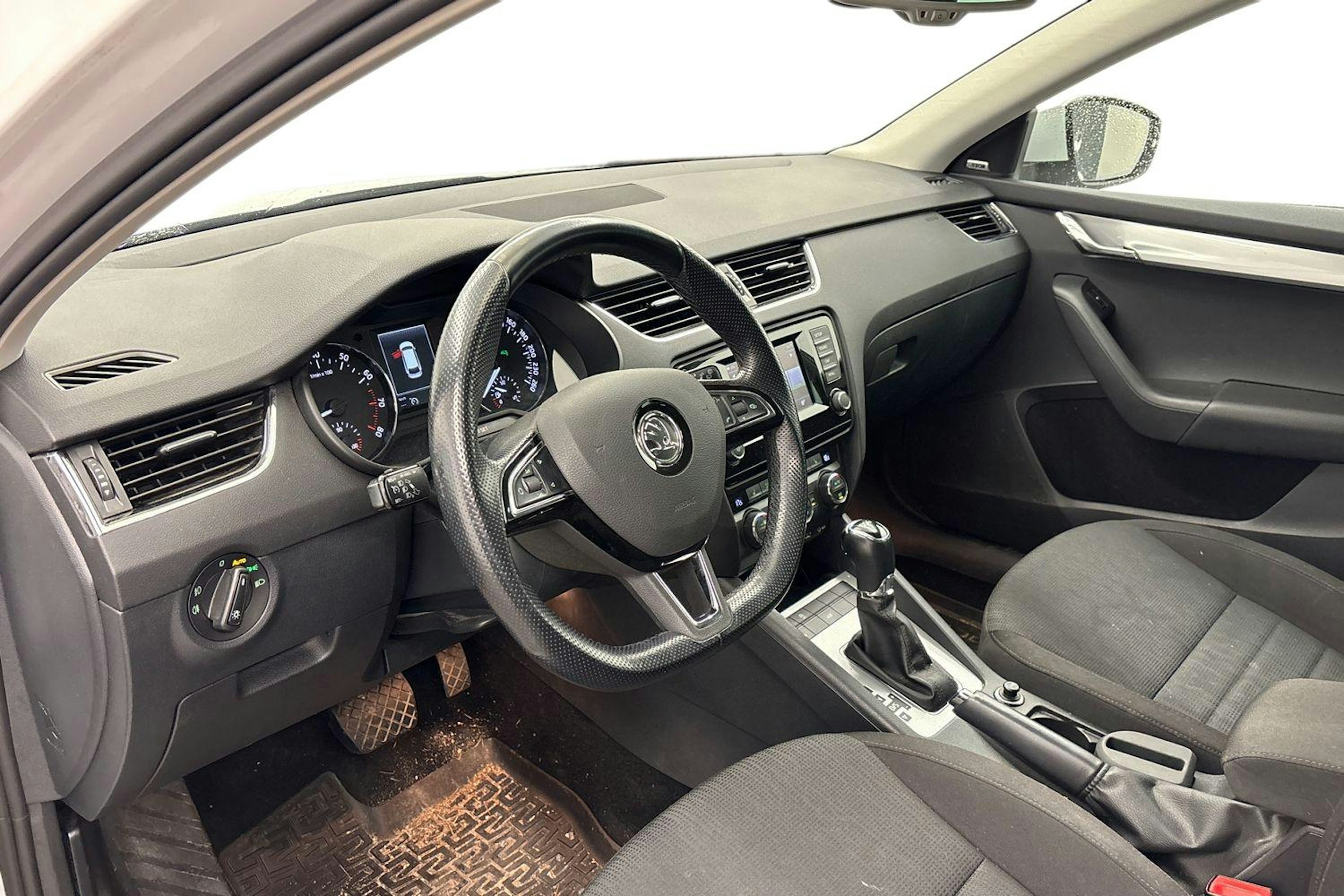 valkoinen Skoda Octavia 2015 kuva 3.