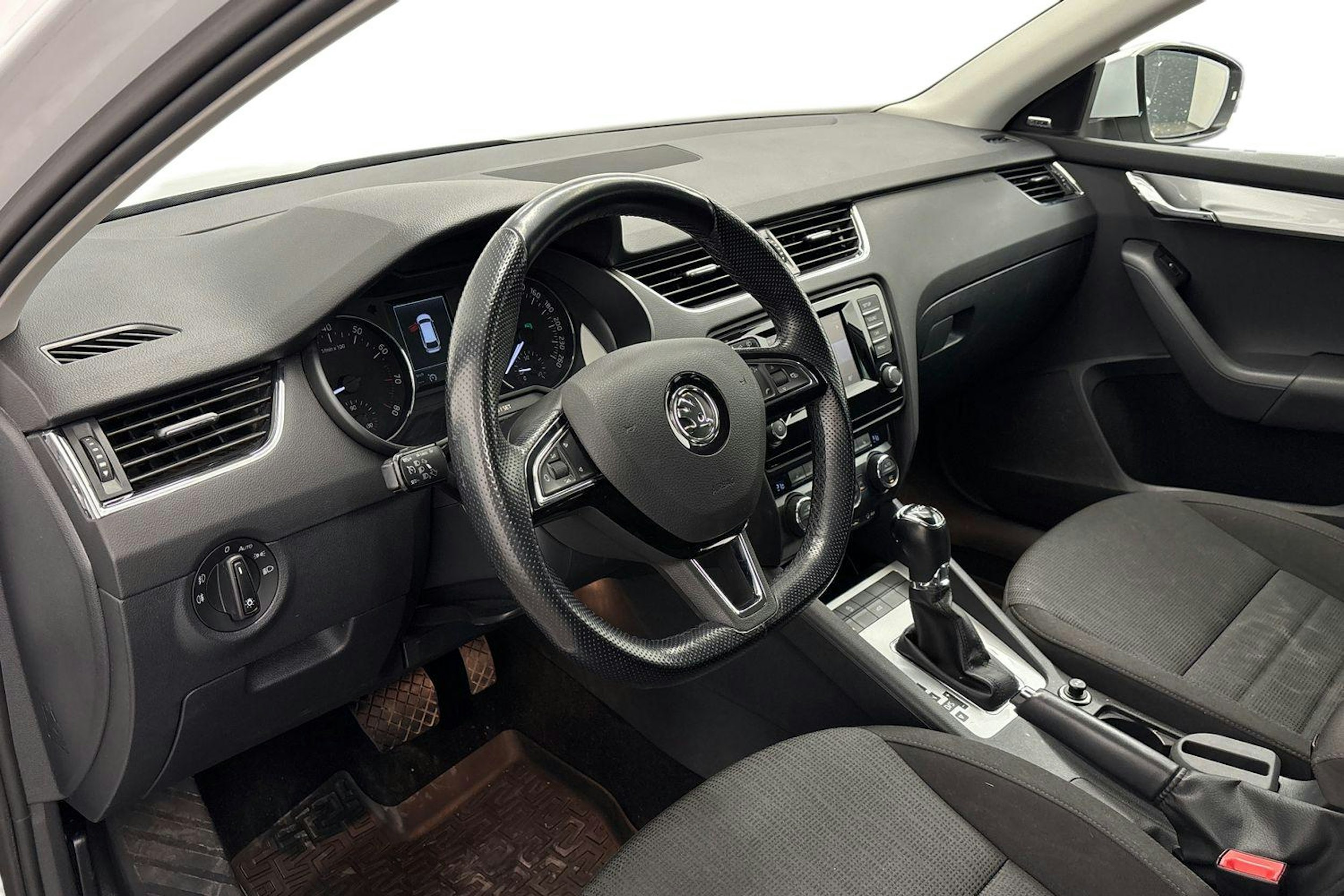 valkoinen Skoda Octavia 2015 kuva 7.