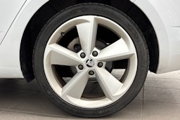 valkoinen Skoda Octavia 2015 kuva 11.